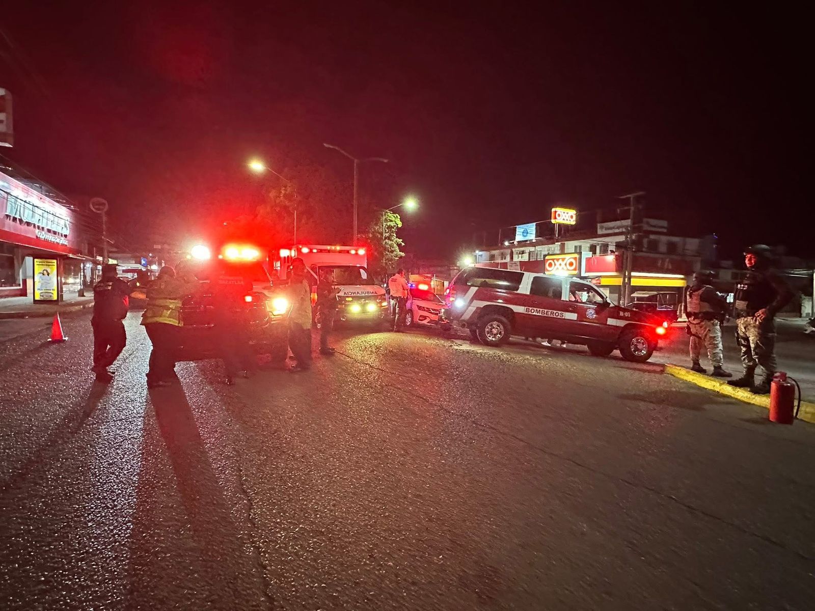 Volcadura sobre la avenida Ejército Mexicano de Mazatlán