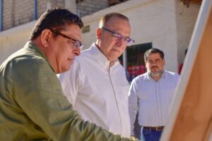 Alcalde con vecinos de la Villa de Ahome