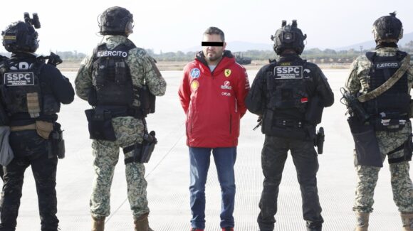 Difunden fotografía de Diego Rivera, alcalde de Tequila, Jalisco, detenido; estaría coludido con el CJNG