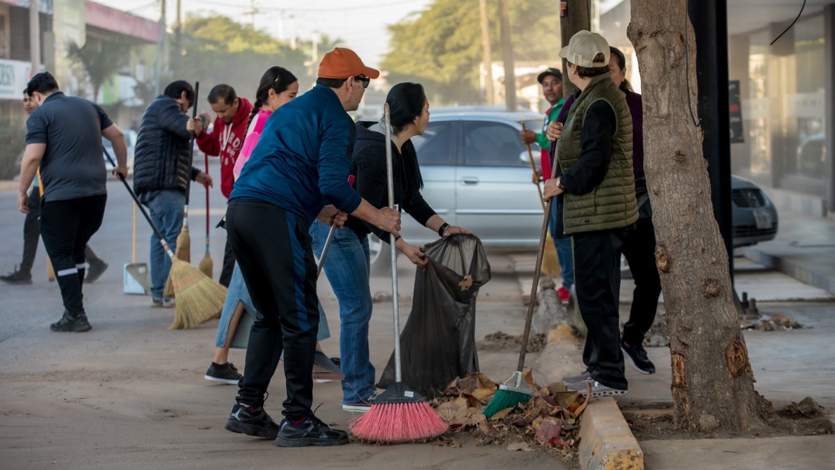 alcaldesa de guasave encabeza segunda jornada de limpieza en nueve cuadras ayuda