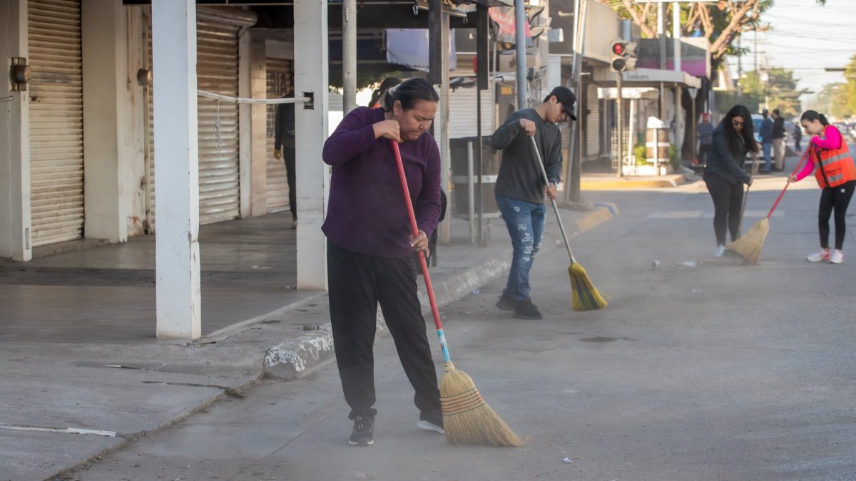 alcaldesa de guasave encabeza segunda jornada de limpieza en nueve cuadras ayudan