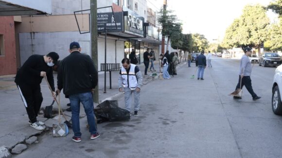Alcaldesa y funcionarios limpian la calle Zapata, en Guasave, Sinaloa; suman 15 toneladas de basura recolectadas en tres sábados