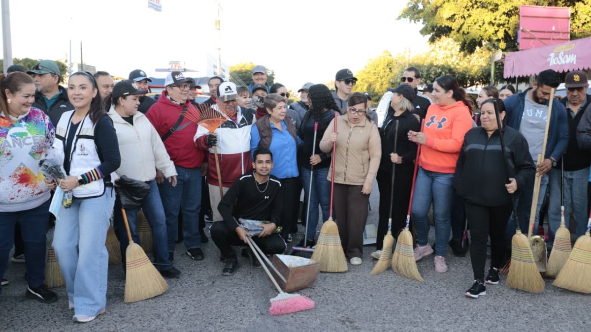 alcaldesa y funcionarios limpian calle zapata en guasave sinaloa