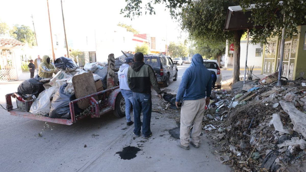 alcaldesa y funcionarios limpian la calle zapata en guasave basura
