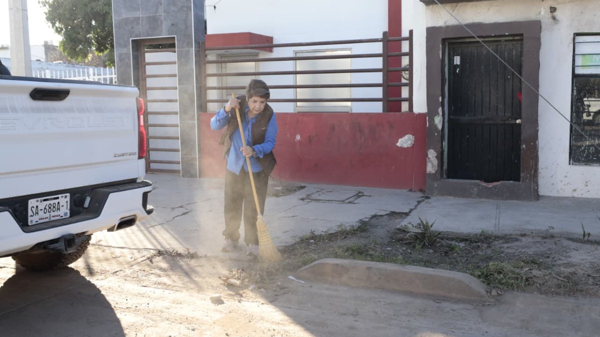 alcaldesa y funcionarios limpian la calle zapata en guasave cecilia