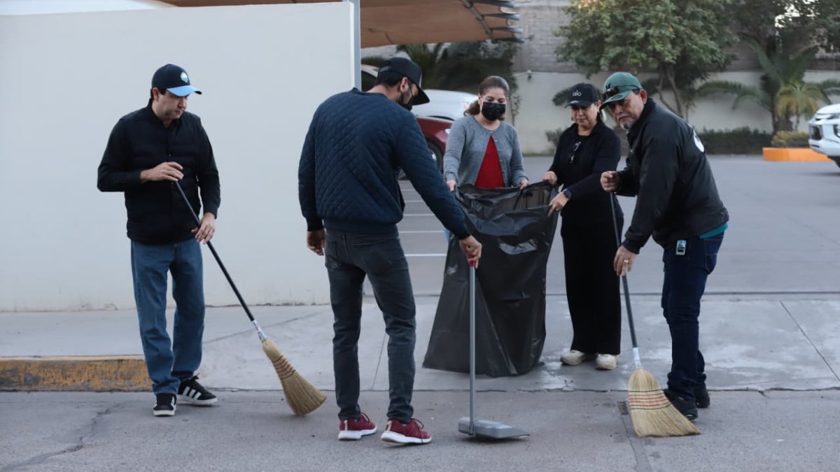 alcaldesa y funcionarios limpian la calle zapata en guasave sin