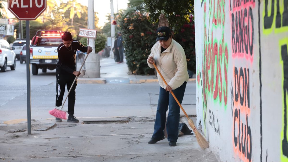 alcaldesa y funcionarios limpian la calle zapata en guasave sinaloa