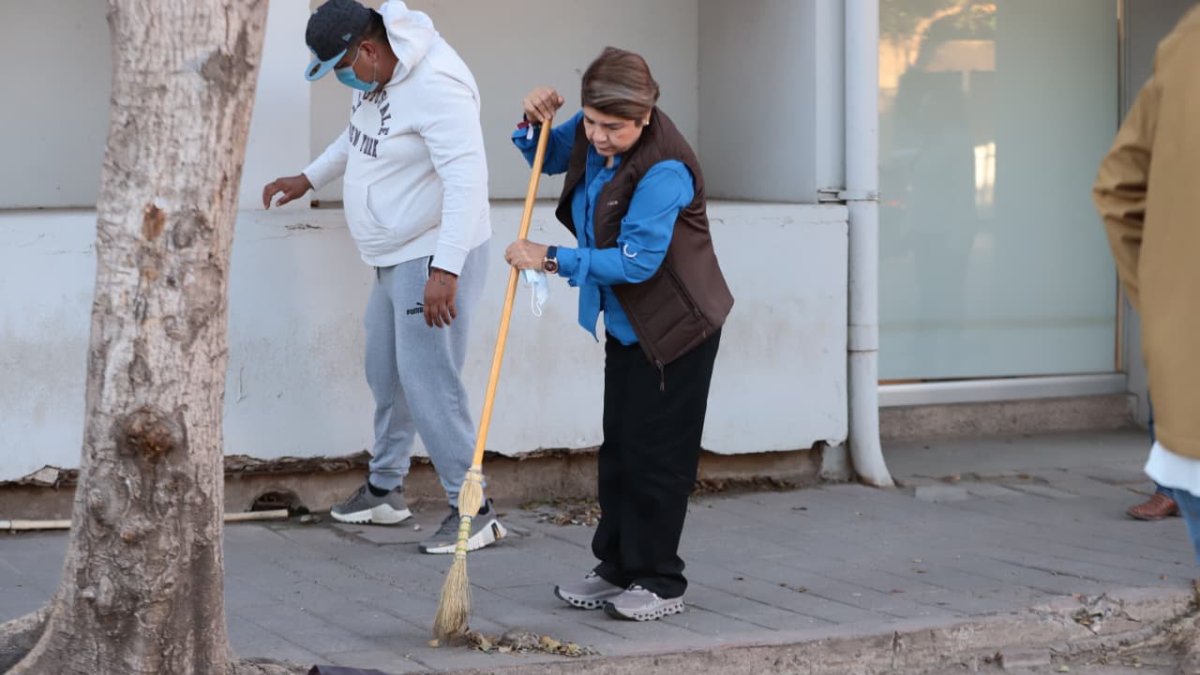 alcaldesa y funcionarios limpian la calle zapata en guasave