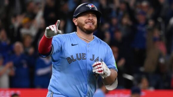 El mexicano Alejandro Kirk es nombrado el tercer mejor cátcher por MLB