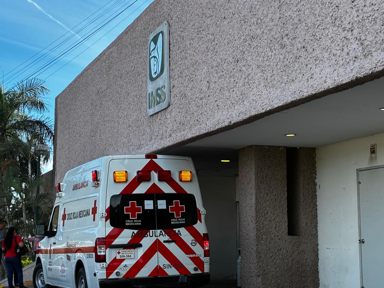 Ambulancia de Cruz Roja en urgencias de la Clínica 49 del IMSS en Los Mochis