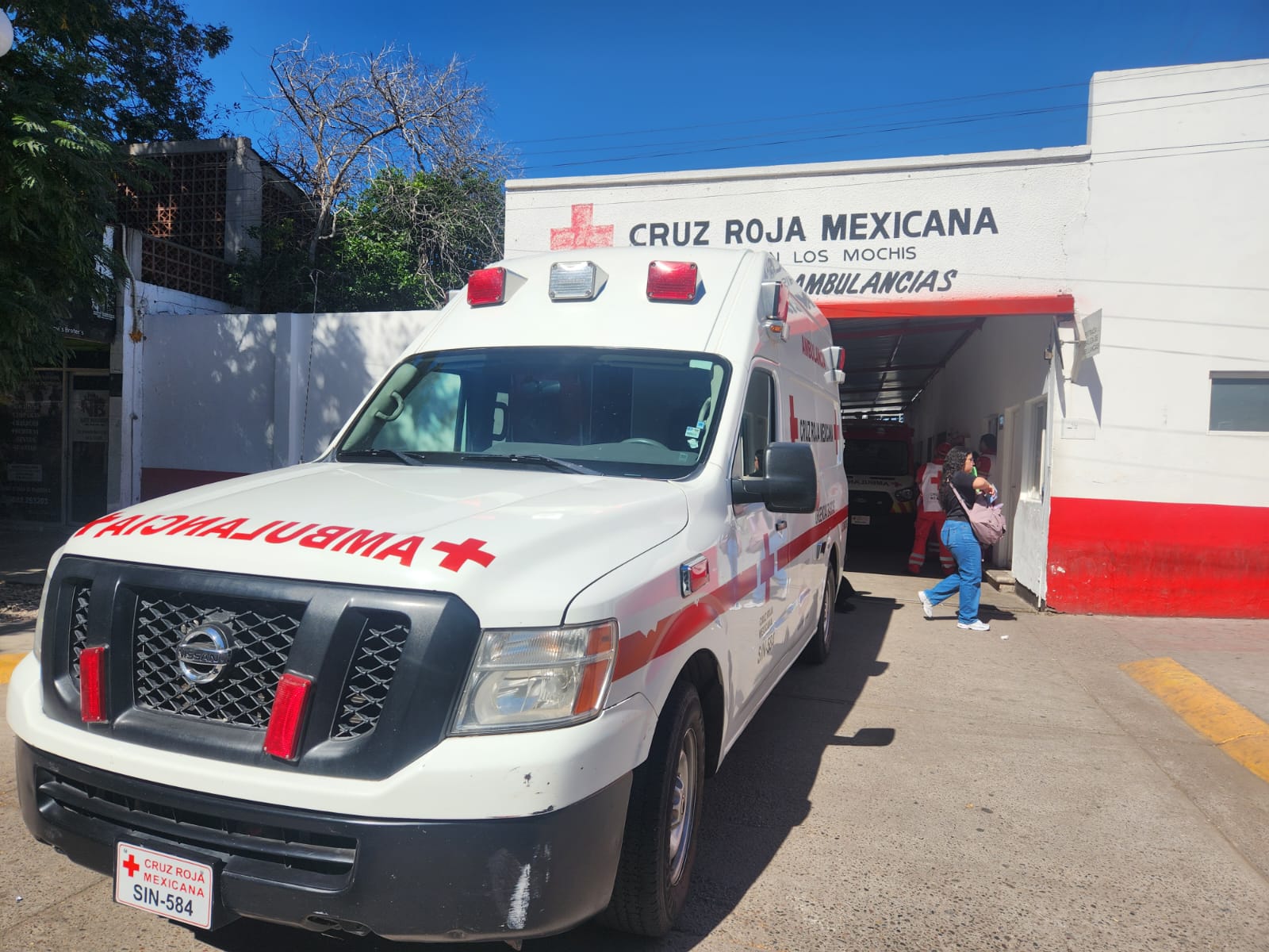 Ambulancia de Cruz Roja Los Mochis de día