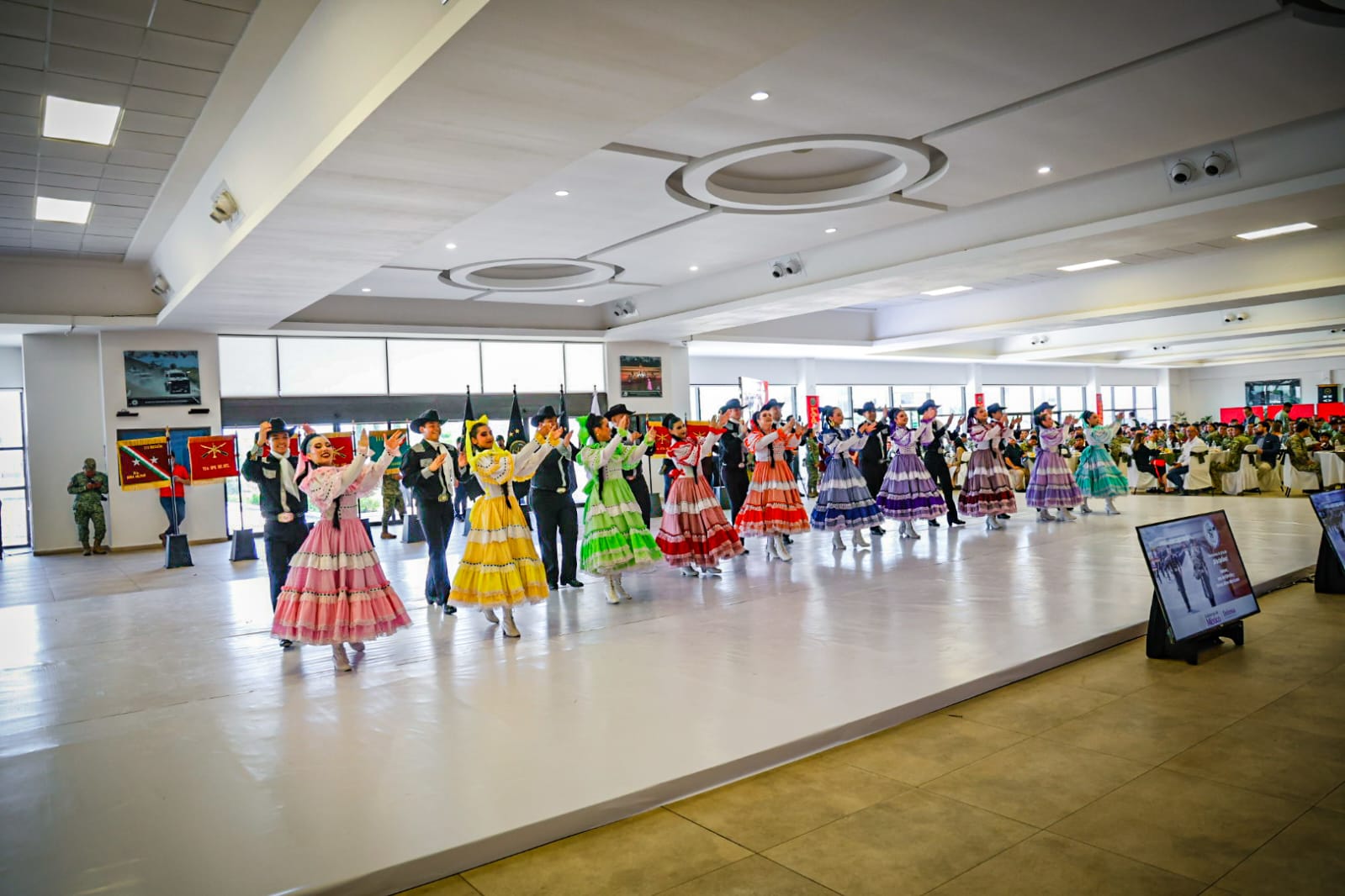 Ballet folclórico en la celebración del Aniversario del Ejército Mexicano