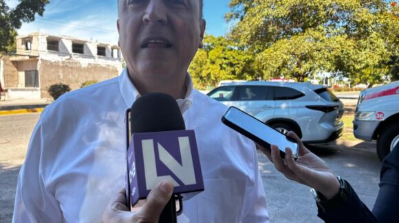 Antonio Menéndez ofrece apertura y dialogo a viudas de policías que mantienen manifestación en Palacio Municipal