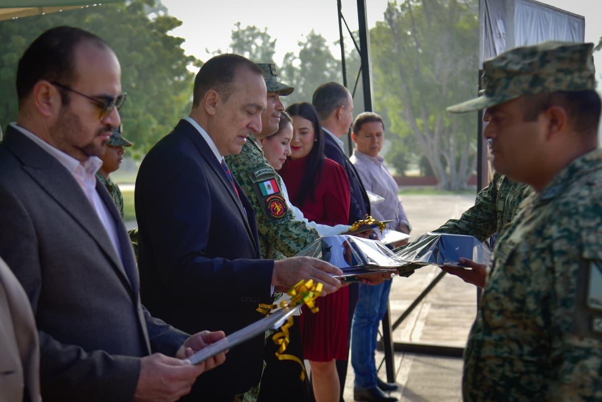 Entrega de reconocimientos al personal del Ejército y Fuerza Aérea