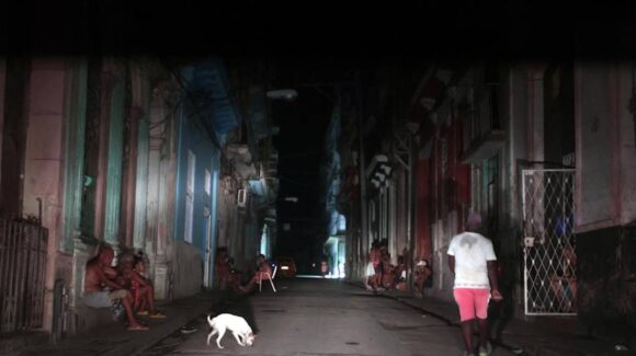Cuba enfrenta crisis energética y turística por presión de EE.UU. y cancelación de vuelos