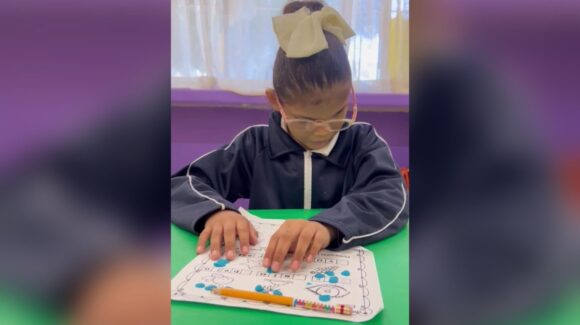 Su discapacidad no la define: Ella es Arelyn y la música de Lara Campos la ayuda a desarrollar su sentido auditivo