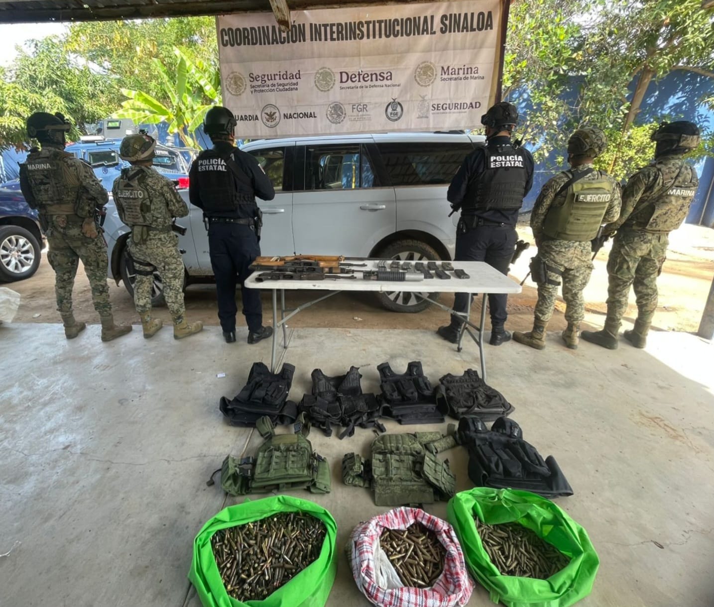 Armamento asegurado en Las Conchas, Mazatlán