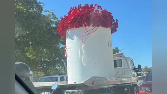 ¡Es un sí! Enorme ramo de rosas roba miradas en Culiacán y se viraliza en redes sociales