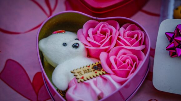 Regalos de San Valentín inundan el centro de Culiacán: se ofrecen globos, flores, peluches, chocolates y demás