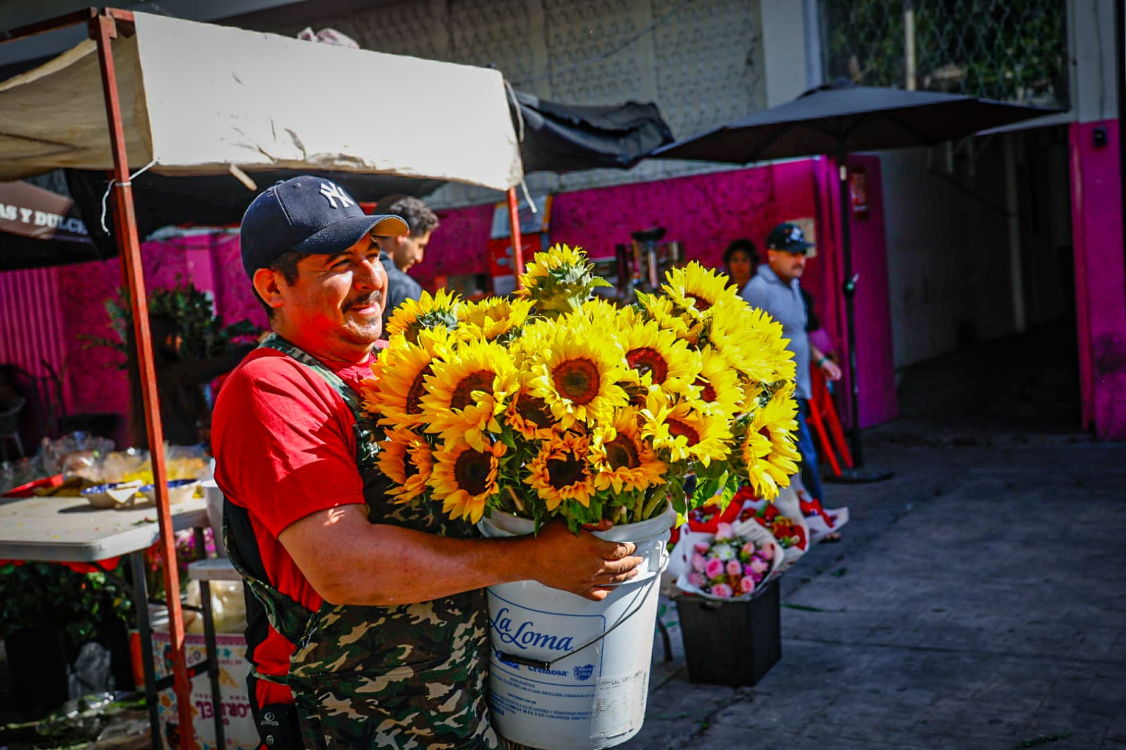 Girasoles de venta en el Mercado de las Flores en el Centro de Culiacán