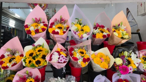 “Apóyenos, ahorita los ocupamos mucho”: llaman locatarios del Mercado de las Flores, en Culiacán, Sinaloa, a consumirles este San Valentín
