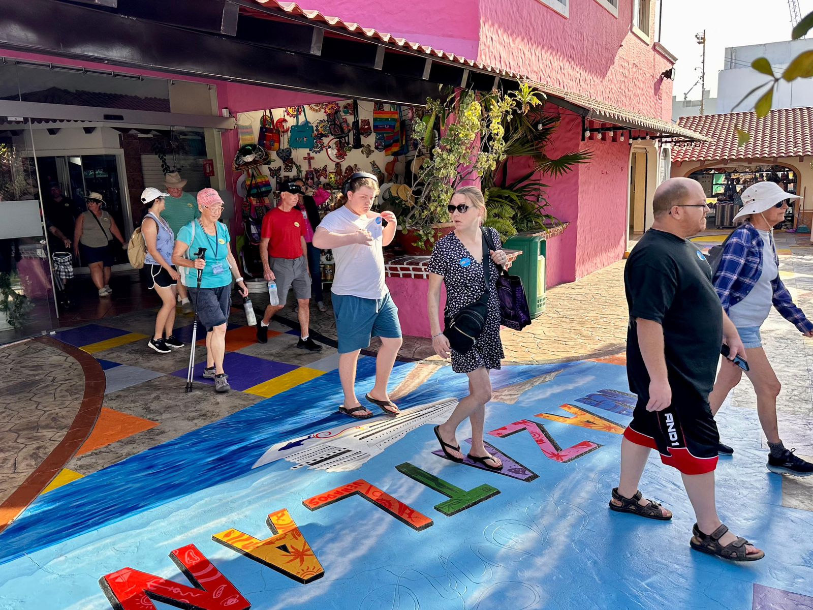 arriban cruceros con miles de turistas a mazatlan (arriban cruceros con miles de turistas a mazatlan (