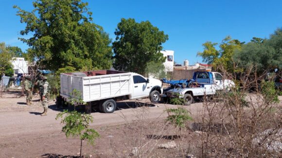 Asegura FGE dos camionetas con blindaje artesanal tras cateo en la colonia 10 de Mayo en Guamúchil, Sinaloa