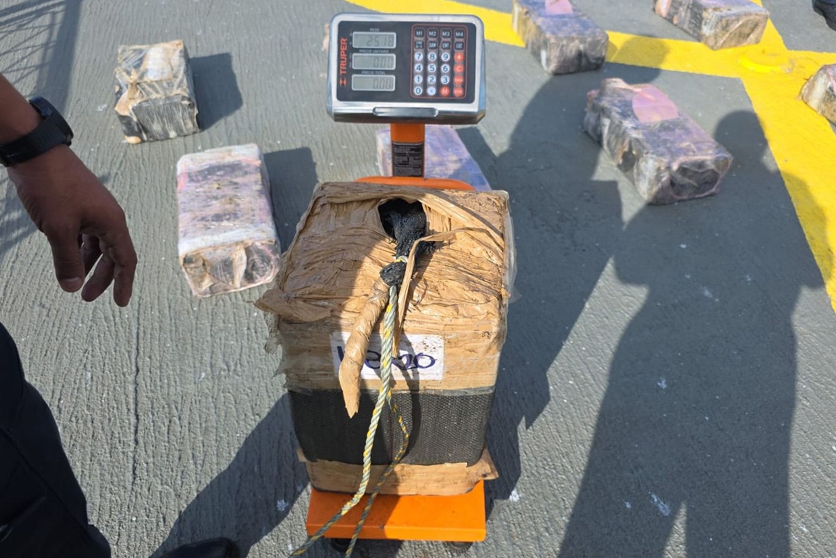 Aseguramiento de semisumergible con toneladas de cocaína en Colima