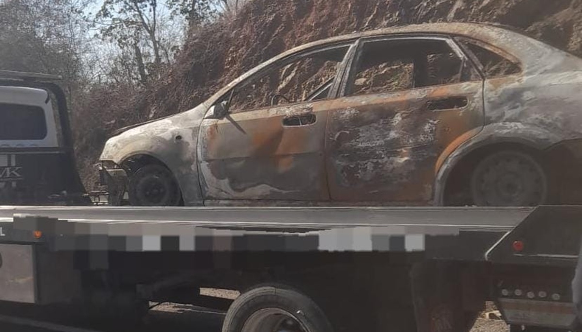 Aseguran vehículo calcinado con reporte de robo en Mazatlán.