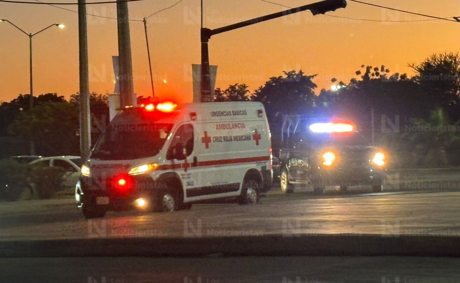 Ambulancia de Cruz Roja llega para trasladar al herido a un hospital de Culiacán