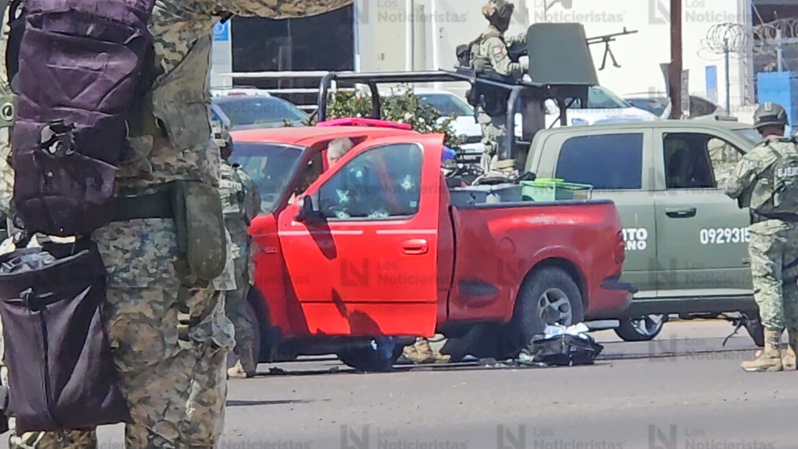 Elementos del Ejercito resguardan camioneta baleada