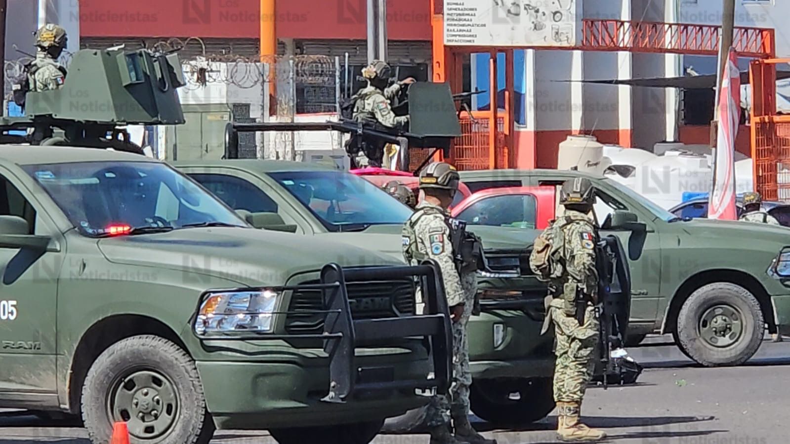 Elementos del Ejercito resguardan camioneta baleada