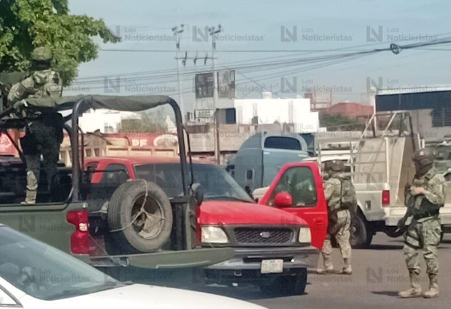 Elementos del Ejercito resguardan camioneta baleada