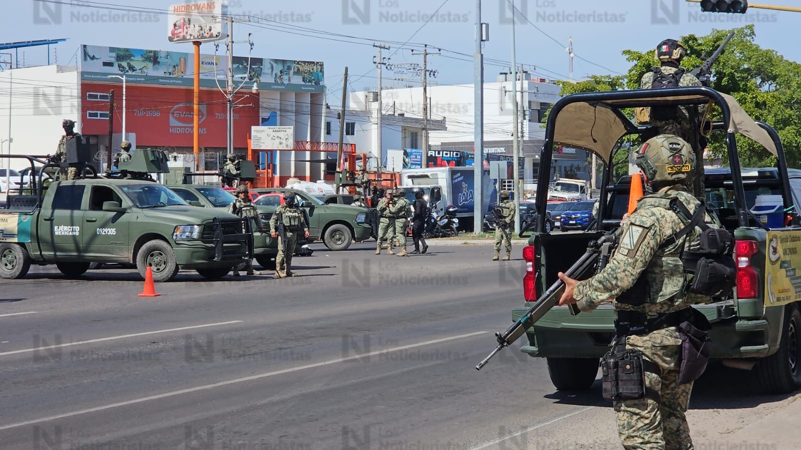 Elementos del Ejercito resguardan camioneta baleada