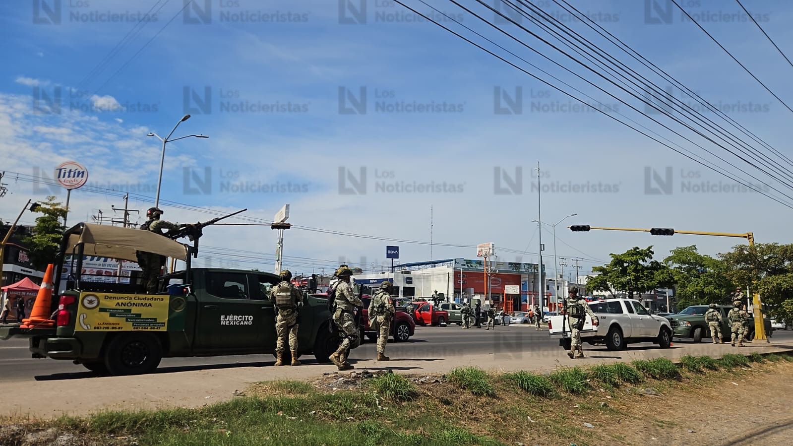 Elementos del Ejercito resguardan camioneta baleada