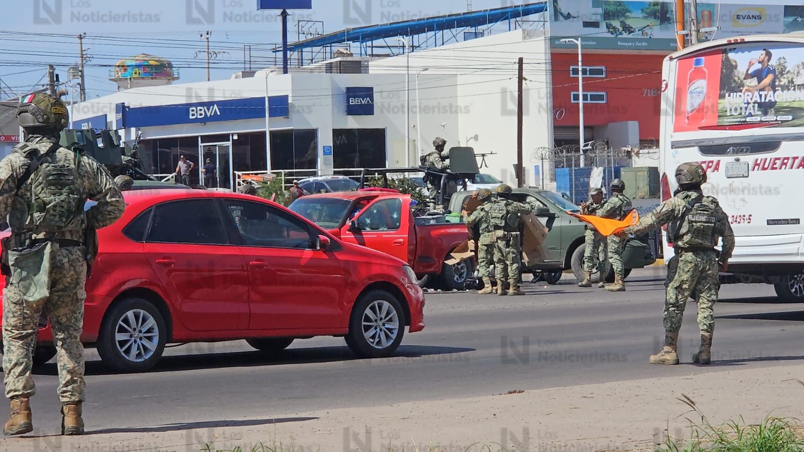 Elementos del Ejercito resguardan camioneta baleada