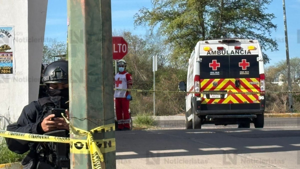 ataque armado en taller automotriz en fraccionamiento altamira en culiacan ambulancia