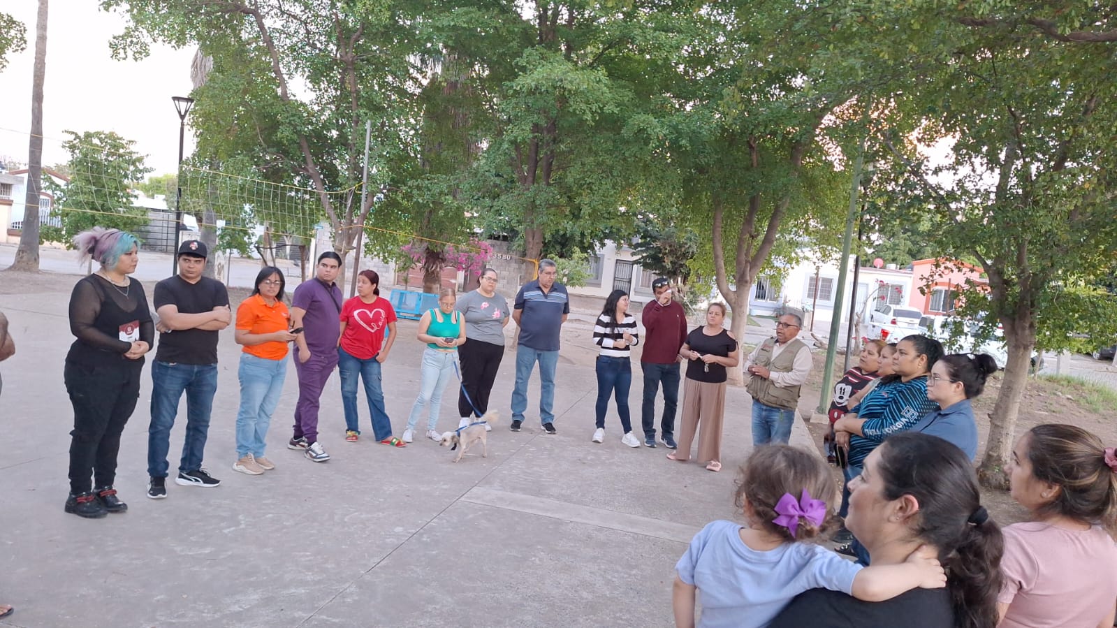 Plática con vecinos en sectores con mosquitos en Culiacán