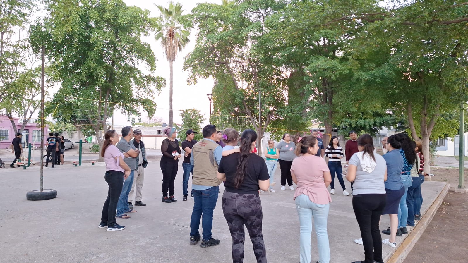 Plática con vecinos en sectores con mosquitos en Culiacán