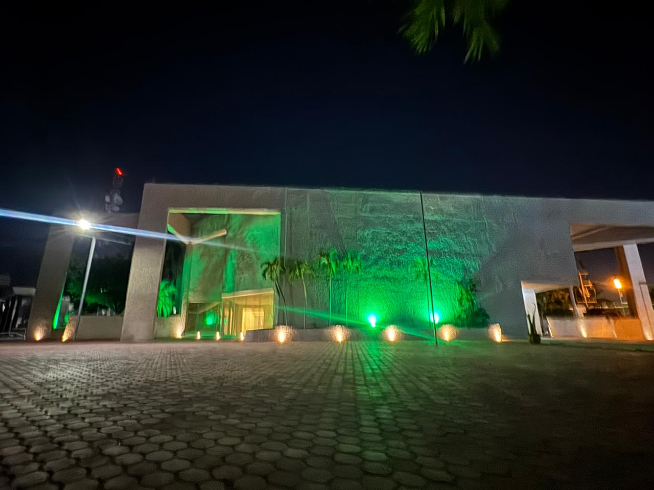 El Auditorio Héroes de Sinaloa se iluminó con luces de color verde