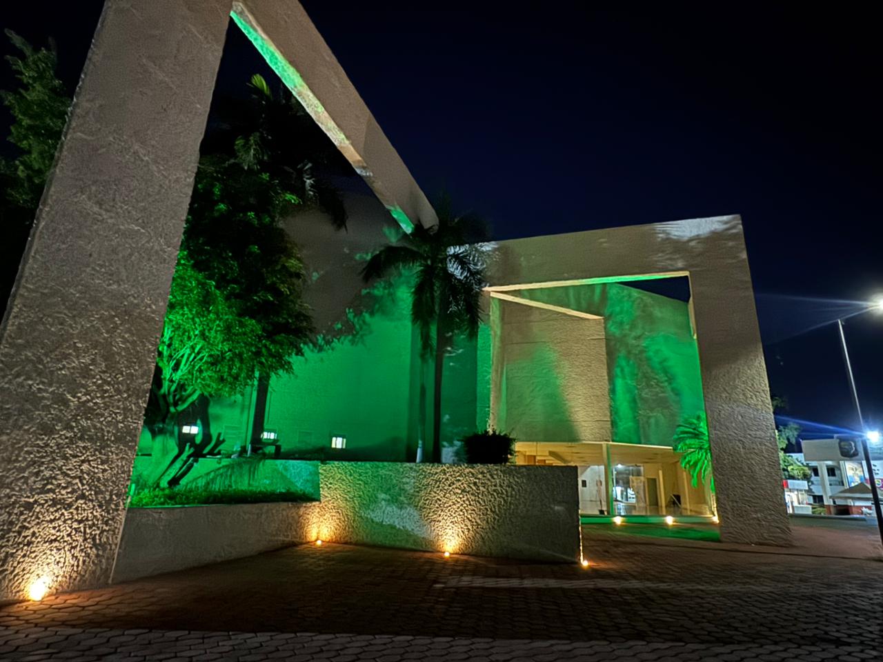 El Auditorio Héroes de Sinaloa se iluminó con luces de color verde