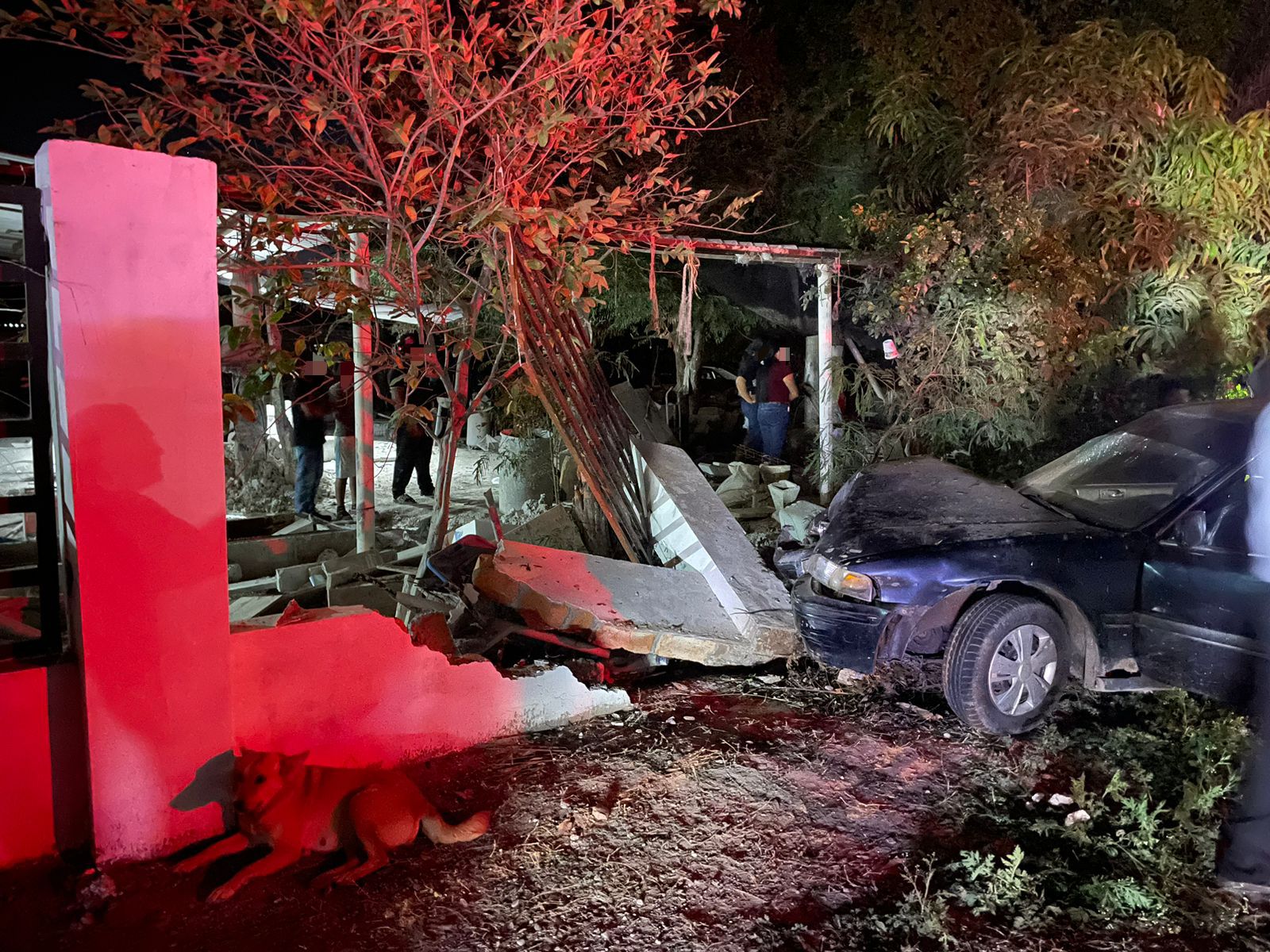 Auto choca contra vivienda en Guasave, Sinaloa