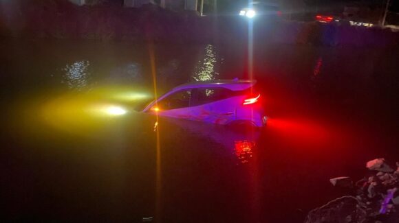 Conductor de vehículo eléctrico cae al canal Lateral 18 en Los Mochis, Sinaloa