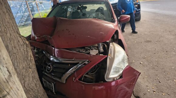 Natanael se impactó contra un árbol sobre el bulevar Payán, en Guasave, Sinaloa
