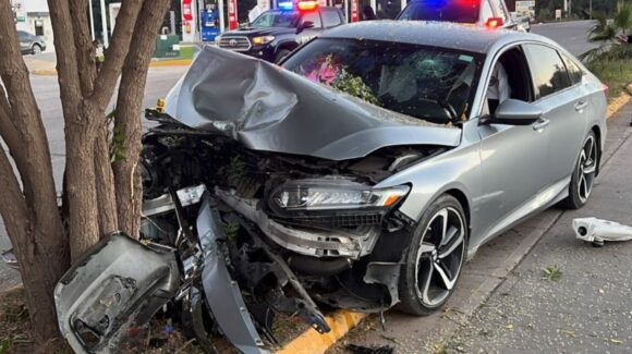 Automovilista se impacta contra árbol en Guasave, Sinaloa y logra salir ileso