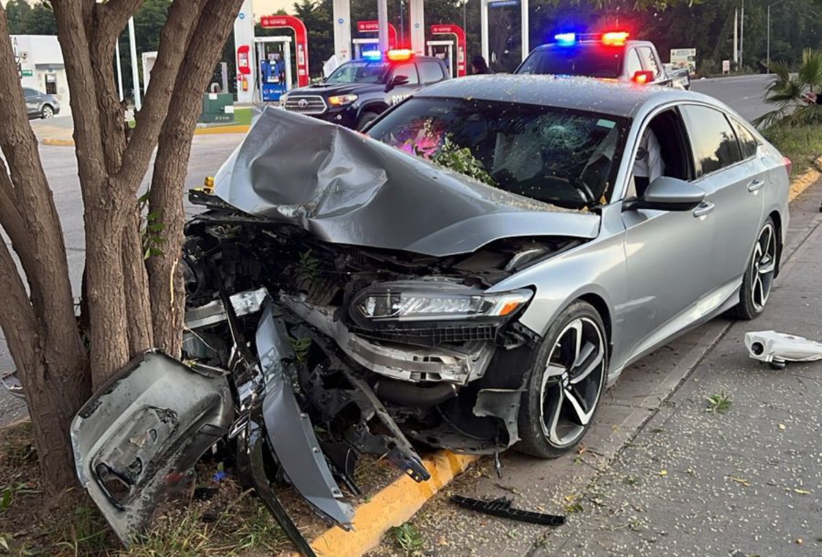 Automovilista se impacta contra árbol