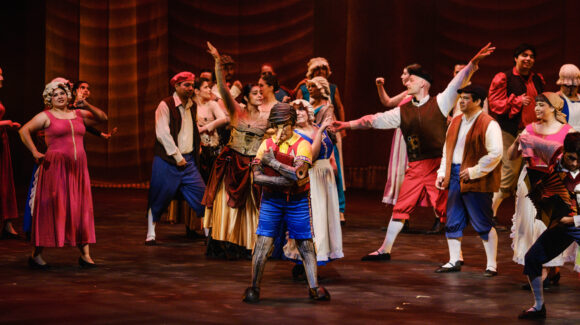 Las Aventuras de Pinocho cautiva al público en el Teatro Pablo de Villavicencio, en Culiacán