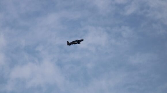 Avión militar realiza patrullaje aéreo durante operativos de vigilancia en la sierra de Concordia, Sinaloa