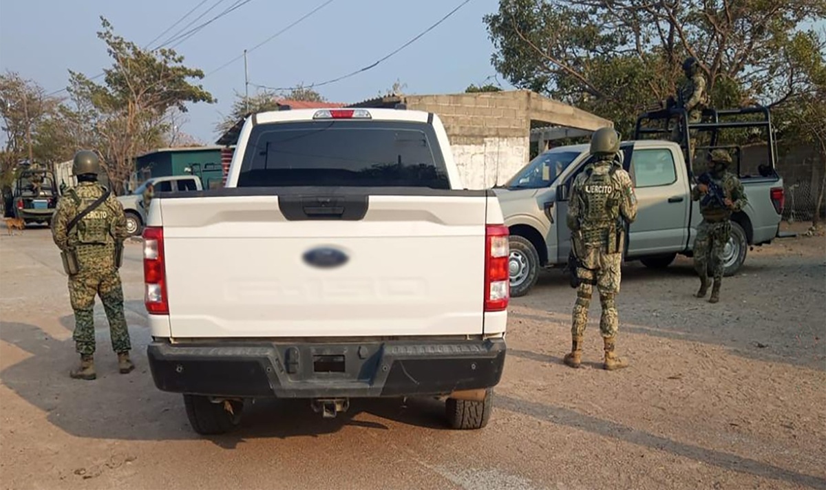 Camionetas decomisadas junto a avioneta en Oaxaca