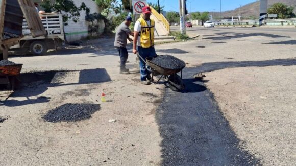 Continúa Ayuntamiento con el bacheo y reencarpetados en vialidades prioritarias de Mazatlán, Sinaloa